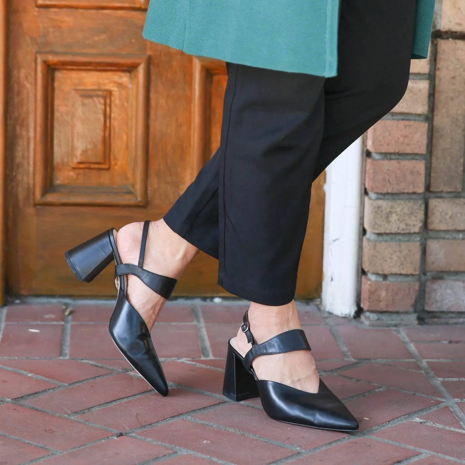 Black V Mule   Elsie Strap